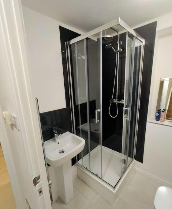 Apartament Impeccable 2-Bed House Londyn Zewnętrze zdjęcie